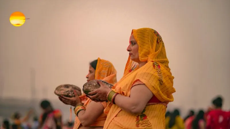 Chhath puja 2025: आज छठ पूजा के तीसरे दिन कब दिया जायेगा डूबते हुए सूर्य को अर्घ्य? जाने शुभ मुहूर्त और सही पूजा विधि