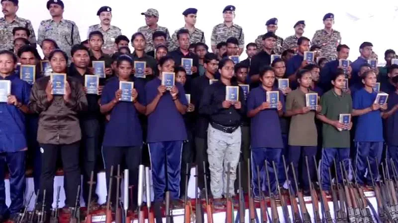 Chhattisgarh: 208 नक्सलियों ने किया आत्मसमर्पण, मुख्यमंत्री विष्णु देव साय बोले- बस्तर नक्सलमुक्ति की ओर
