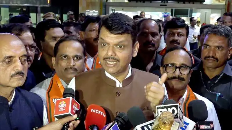 उद्धव ठाकरे पर CM फडणवीस का करारा वार, पहले आईना देखें, फिर किसानों की बात करें