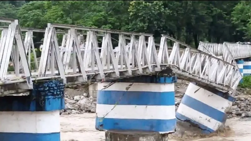 मूसलाधार बारिश… भूसखलन… और देखते ही देखते गई 6 लोगों की जान, दार्जिलिंग में आसमानी आफत से बिगड़े हालात