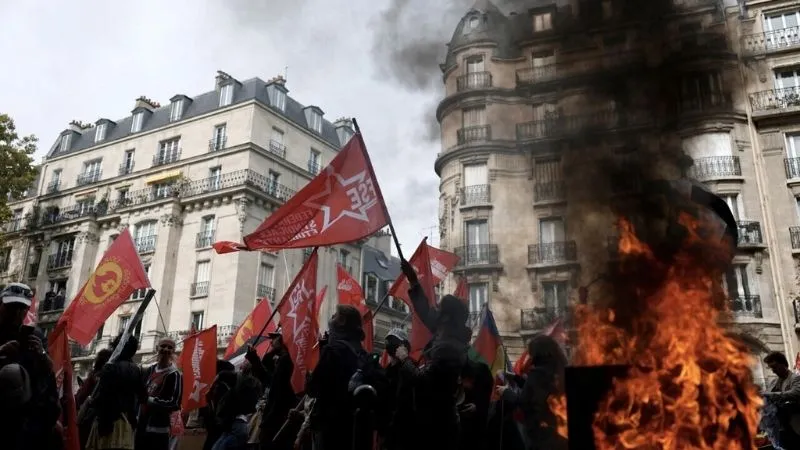 सड़कों पर लाखों की भीड़… एफिल टॉवर बंद… 200 शहरों में स्ट्राइक, अमेरिका के बाद फ्रांस में शटडाउन!