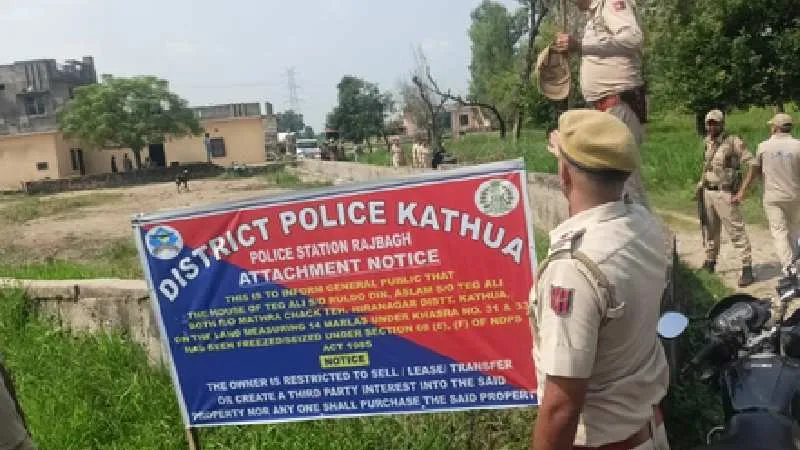 जम्मू-कश्मीर पुलिस की बड़ी कार्रवाई, कठुआ में ड्रग तस्कर मोहम्मद असलम की 86 लाख की संपत्ति कुर्क