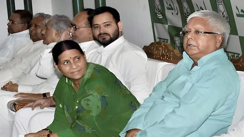 बिहार चुनाव से पहले लालू परिवार पर संकट मंडराया, IRCTC घोटाले में CBI ने पेश कर दी 12 गवाहों की लिस्ट, इस दिन होगी सुनवाई