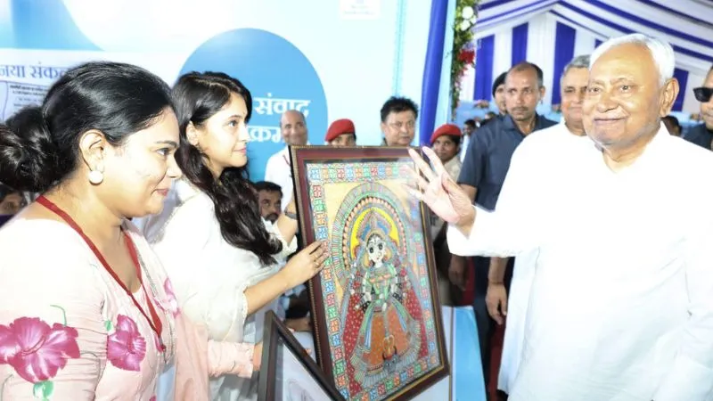 बिहार चुनाव 2025: वोटर लिस्ट में लाखों महिलाओं के नाम कटे, SIR ने बढ़ाई नीतीश की टेंशन, कैश स्कीम करेंगी भरपाई!