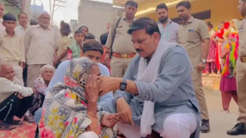 Greater Noida: रबूपुरा में पिटाई से युवक की मौत, परिवार से मिले विधायक, CM योगी ने परिजनों से फोन पर की बात