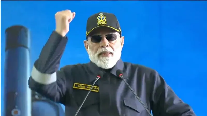 PM मोदी ने INS विक्रांत पर जवानों संग मनाई दिवाली, कहा- आपका साहस ही इन जहाजों-पनडुब्बियों को असली ताकतवर बनाता है