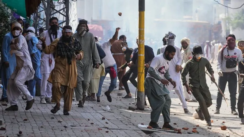 गाजा प्लान पर फिलिस्तीनी बांट रहे मिठाई, पाकिस्तानी अपने यहां लगा रहे आग, इस्लामाबाद पर TLP की कब्जे की तैयारी!