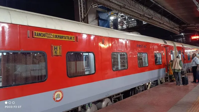 दिवाली और छठ पर बढ़ी सफर की चुनौती, मुंबई से रांची जाने वाले यात्री परेशान, कई ट्रेनों में सीटें फुल