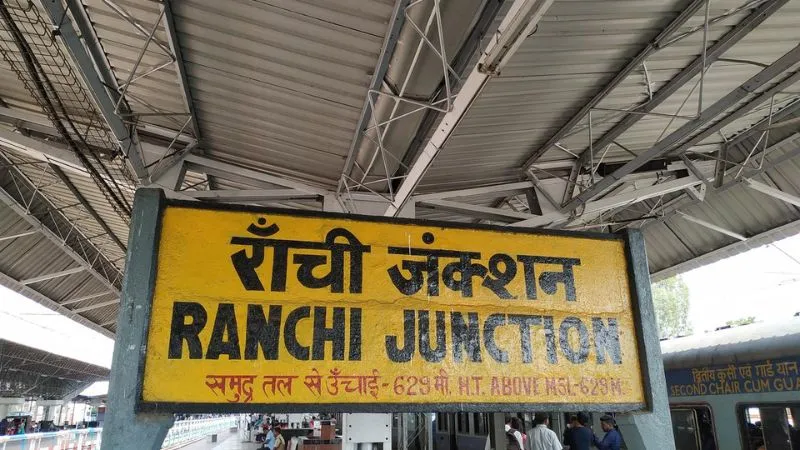 छठ महापर्व में रांची रेलवे स्टेशन पर यात्रियों का सैलाब : 60,000 से ज्यादा यात्री, 20 ट्रेनें और वॉर रूम की कड़ी नजर