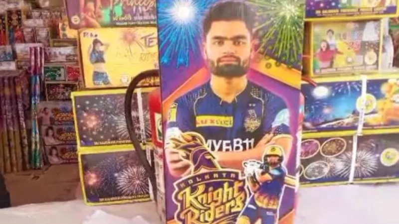 अलीगढ़ पटाखा बाजार में ‘ऑपरेशन सिंदूर’ और ‘रिंकू सिंह’ पटाखों की धूम