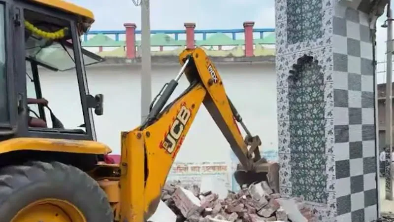 संभल में एक मस्जिद और 80 अवैध मकानों पर गरजेगा बुलडोजर... प्रशासन ने जारी किया नोटिस, 15 दिन के अंदर मांगा जवाब, मचा हड़कंप