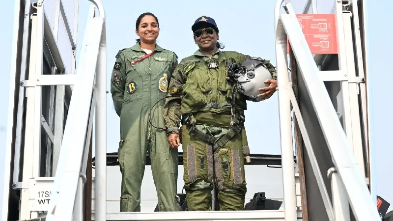 पाकिस्तान का झूठ उजागर... राष्ट्रपति मुर्मू के साथ राफेल उड़ाती दिखीं पायलट शिवांगी सिंह, PAK सेना ने किया था पकड़े जाने का दावा