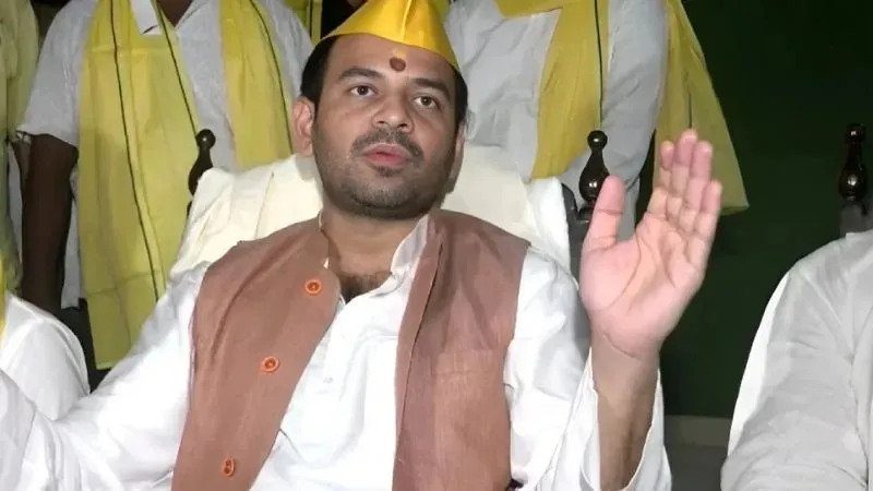 हाथ में खास तस्वीर, मन भावुक...रोचक हुआ बिहार चुनाव, बिना लालू-राबड़ी के महुआ से नामांकन करने पहुंचे तेजप्रताप