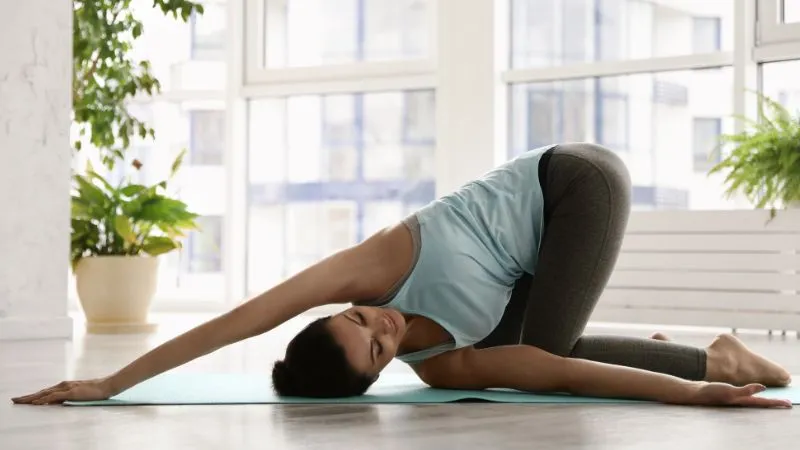 थकान, मानसिक तनाव और पीठ में जकड़न से हैं परेशान? तो रोजाना करें पार्श्व बालासन योगासन, जानें सही तरीका