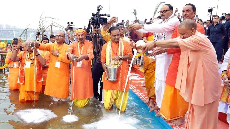 लखनऊ में सीएम योगी ने मनाया छठ महापर्व, भोजपुरी में दी शुभकामनाएं, कहा- गोमती रहेगी निर्मल-अविरल