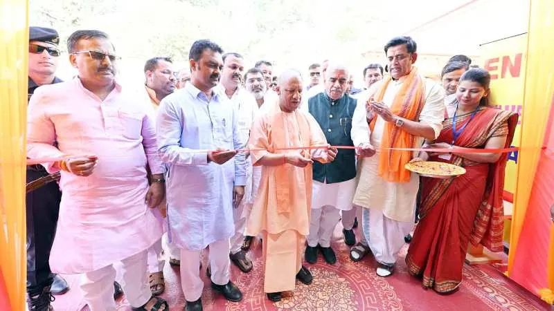 CM योगी ने गोरखपुर में यूपी ट्रेड शो स्वदेशी मेला किया शुरू, कहा- नया उत्तर प्रदेश बन रहा विकास और निवेश का केंद्र