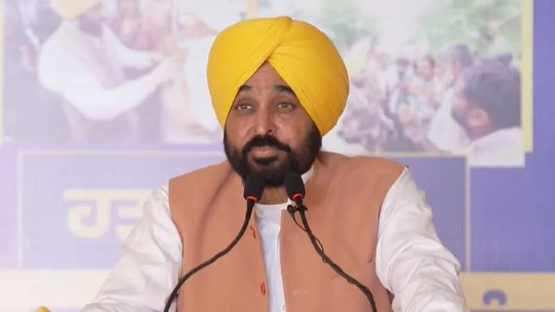 पंजाब: मुख्यमंत्री भगवंत सिंह मान ने बाढ़ प्रभावित परिवारों को 'मिशन चढ़दीकला' के तहत राहत राशि वितरित की