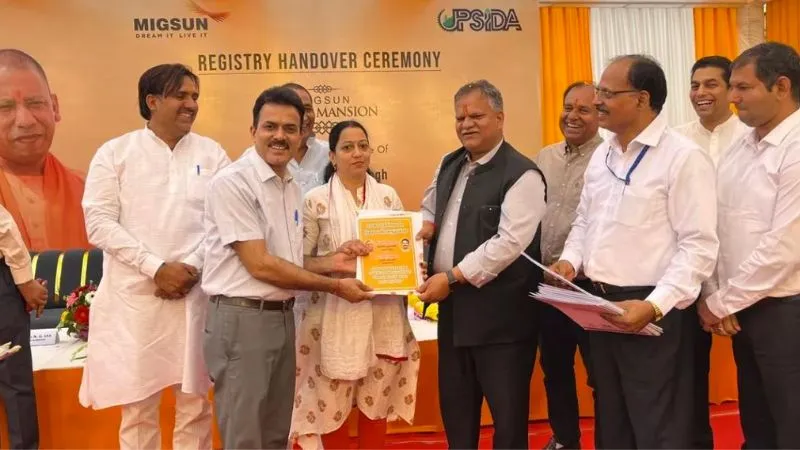 ग्रेटर नोएडा के 554 परिवारों के हाथ लगी खुशियों की चाबी, 10 साल बाद मिला घर का मालिकाना हक