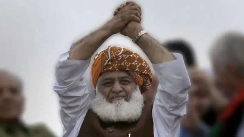 आतंक फैलाकर कर रहे शांति की बात! मुनीर को पाकिस्तानी मौलाना की सीधी चुनौती, लेकर आना चाहता है अमन का पैगाम!