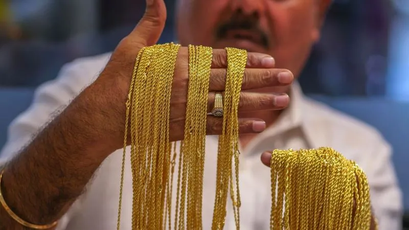 सोने-चांदी की कीमतों में जोरदार गिरावट, जानें अब क्या चल रहा भाव?