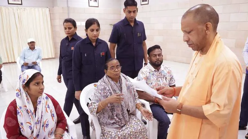 लोकगीत कलाकार की फरियाद पर CM योगी ने दिलाया मंच, कहा- स्थानीय प्रतिभाओं को मिलेगा पूरा सम्मान