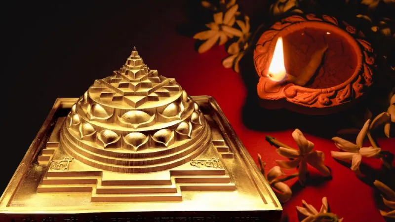 धनतेरस की रात चुपके से कर लें ये 1 उपाय, रंक से राजा बना देंगी मां लक्ष्मी!