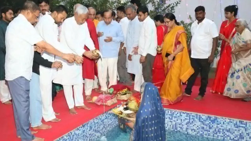 सीएम नीतीश कुमार ने लाखों श्रद्धालुओं संग भगवान सूर्य को दिया अर्घ्य, केंद्रीय मंत्री धर्मेंद्र प्रधान ने भी की पूजा, छठ महापर्व का हुआ समापन