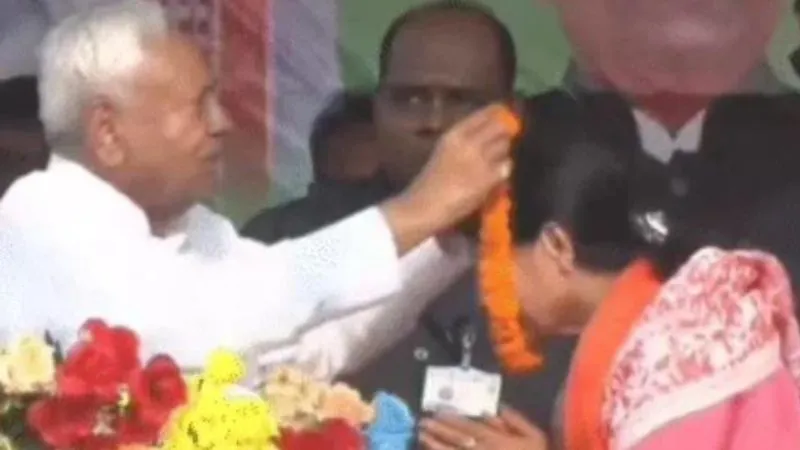 VIDEO: 'गजब आदमी है भाई...', मना करने के बाद भी सीएम नीतीश ने बीजेपी की महिला उम्मीदवार को पहनाई माला, तेजस्वी ने बोला हमला