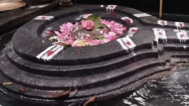 श्री बुग्गा रामलिंगेश्वर मंदिर के दर्शन मात्र से मिलता है 12 ज्योतिर्लिंगों का फल, चमत्कारी झरने से होता है शिवलिंग का जलाभिषेक!