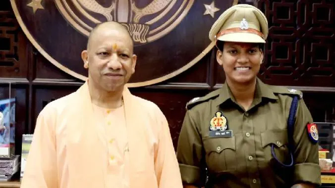 सीएम योगी ने दीप्ति शर्मा से की मुलाकात, यूपी कैबिनेट ने महिला टीम की ऐतिहासिक जीत बधाई