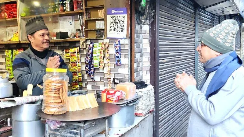 नैनीताल की सड़कों पर उतरे सीएम धामी, सुबह-सुबह निकले मॉर्निंग वॉक पर, लोगों से की मुलाकात और खुद बनाई चाय