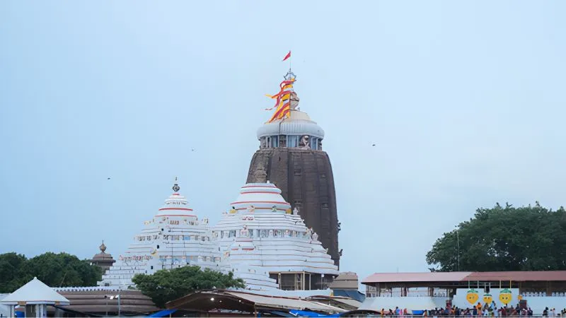 आखिर क्यों जगन्नाथ मंदिर का झंडा हवा के विपरीत दिशा में लहराता है? रहस्य जानकर हैरान रह जायेंगे आप!