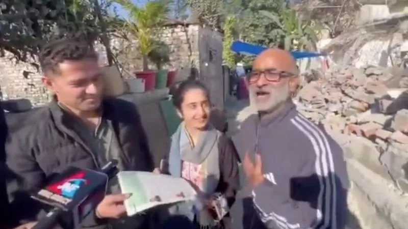 मैं 5 मारला प्लॉट दूंगा...जम्मू-कश्मीर में मुस्लिम पत्रकार के घर पर चला बुलडोजर, बदले में हिंदू पड़ोसी ने जो किया...