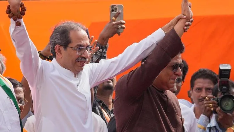 मुंबई में विपक्षी दलों पर FIR दर्ज, 'वोट चोरी' के मुद्दे पर बिना अनुमति विरोध-प्रदर्शन करने पर हुआ एक्शन, पुलिस ने जारी किया बयान