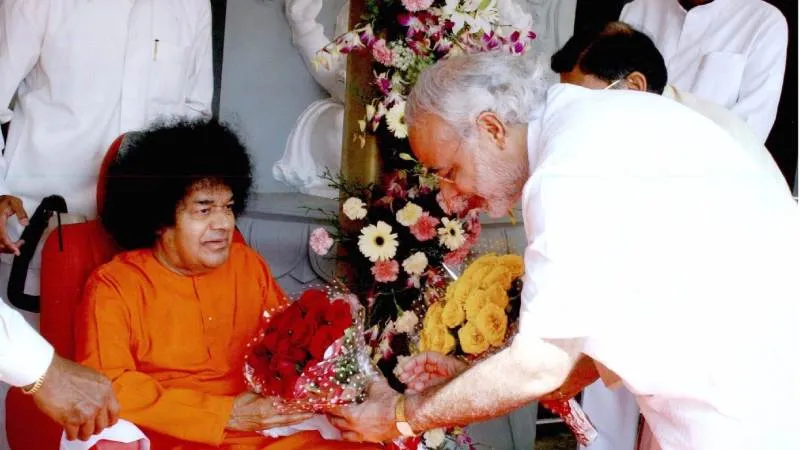 श्री सत्य साईं बाबा की महासमाधि पर प्रधानमंत्री मोदी ने पूजा की, CM नायडू और पवन कल्याण भी रहे मौजूद