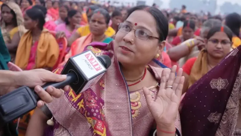 Nitish Kumar के शपथ ग्रहण में आई महिलाएं Yogi-Modi को देख पूरा पटना हिला डाला