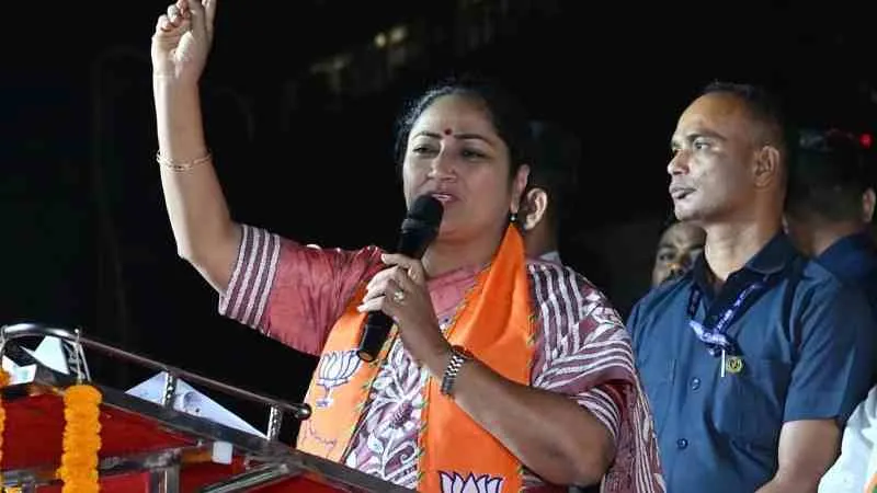 बिहार चुनाव प्रचार के लिए पटना पहुंचीं दिल्ली की मुख्यमंत्री रेखा गुप्ता, तीन दिनों में करेंगी 12 जनसभाएं