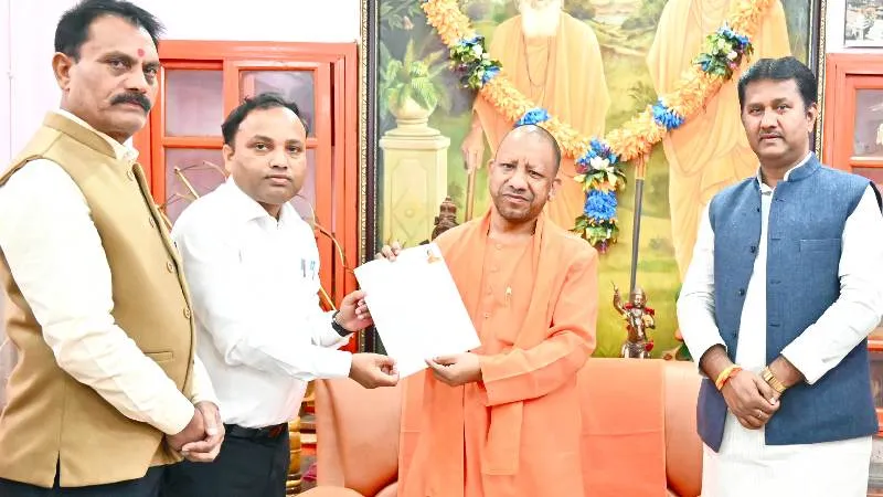 गोरखपुर में मुख्यमंत्री योगी आदित्यनाथ ने भरा एसआईआर फॉर्म, मतदाता जागरूकता की अपील