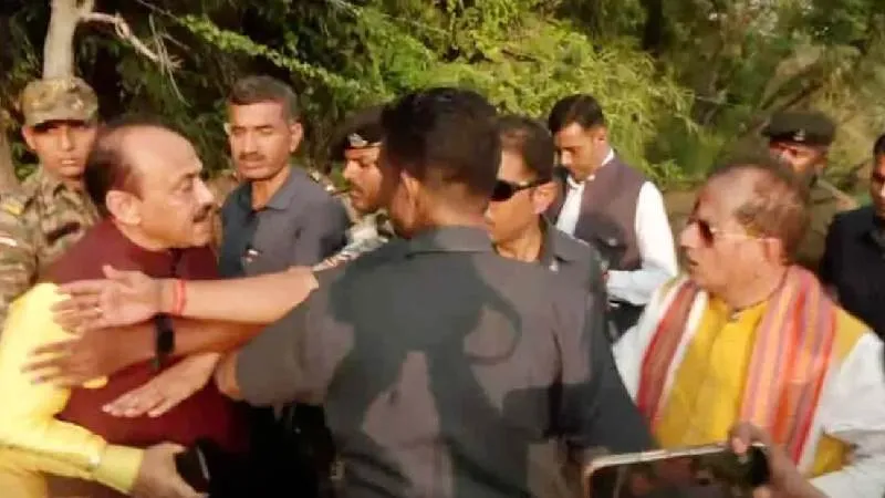 बिहार चुनाव के बीच लखीसराय में हंगामा, उपमुख्यमंत्री विजय सिन्हा और राजद एमएलसी अजय सिंह में जमकर हुई नोकझोंक