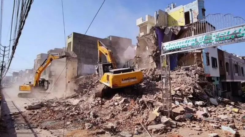 उज्जैन: महाकाल क्षेत्र में अवैध इमारतों पर यूडीए की कार्रवाई, 12 ढांचे ध्वस्त