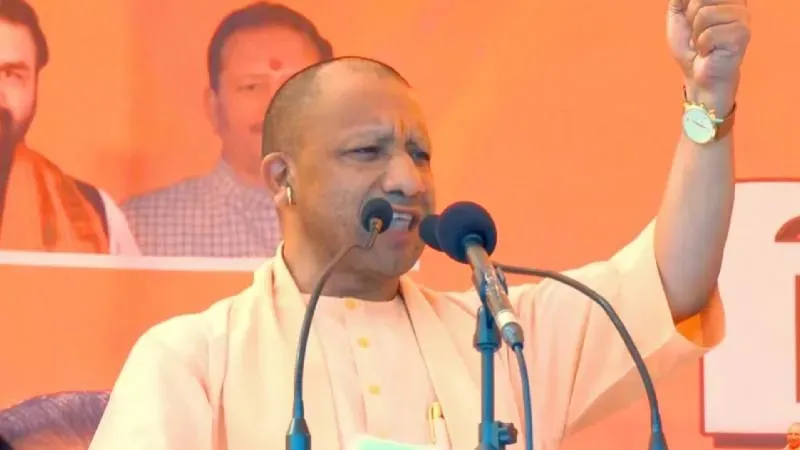 कई लोग अचानक चढ़े पेड़ पर, फिर CM Yogi की मज़ेदार प्रतिक्रिया देख हंसी रोक नहीं पाए लोग!