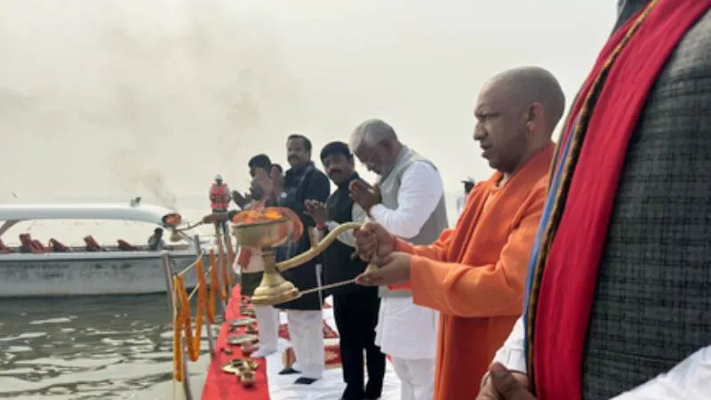 त्रिवेणी संगम पर CM योगी ने की पूजा-अर्चना, हनुमान कॉरिडोर और माघ मेले की तैयारियों का किया निरीक्षण