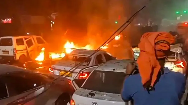 धमाके से पहले मास्क लगे आतंकी की पहचान, उमर खुद कार ड्राइव कर रहा था, CCTV फुटेज से खुलासा