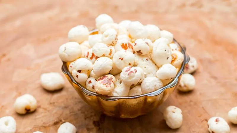 रात का अमृत: मखाने और दूध का जादुई मिश्रण, जो देता है तन-मन को ताकत!