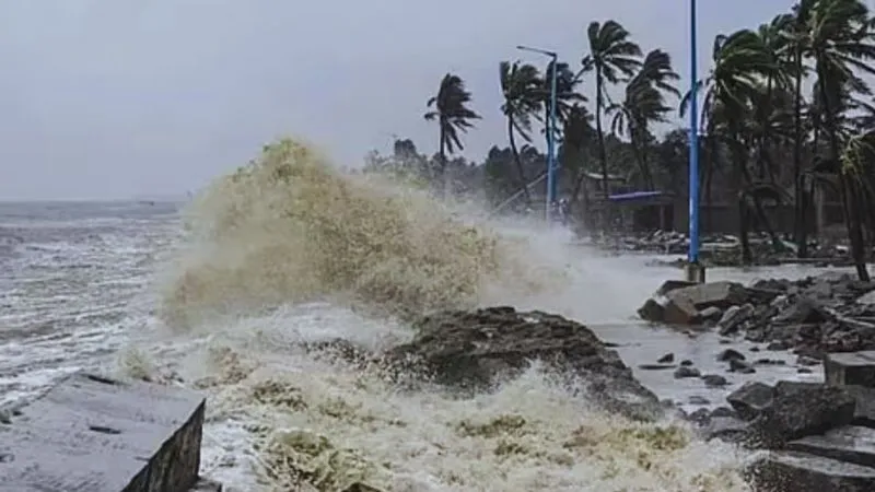 Cyclone Ditwah की आहट, चेन्नई में 82 उड़ानें रद्द, ट्रेनें भी कैंसिल, NDRF-SDRF हाई-अलर्ट पर; श्रीलंका में 150 मौतें