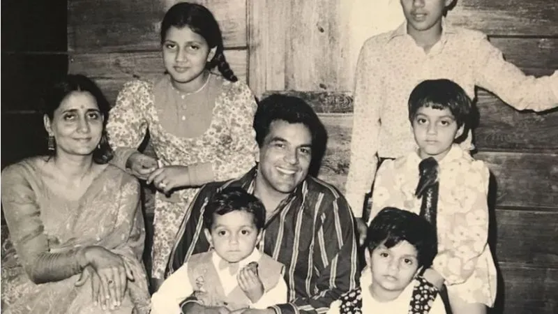 2 पत्नियां, 6 बच्चे… इतना बड़ा धर्मेंद्र का खानदान, सनी, बॉबी, ईशा को सब जानते हैं, बाकी क्यों रहते हैं लाइमलाइट से दूर?