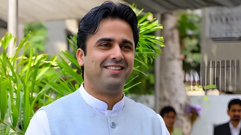 कांग्रेस में भयंकर फूट! दिवंगत नेता अहमद पटेल के बेटे ने पार्टी तोड़कर नया ग्रुप बनाने की बात कही, सोशल मीडिया पर छिड़ी जंग