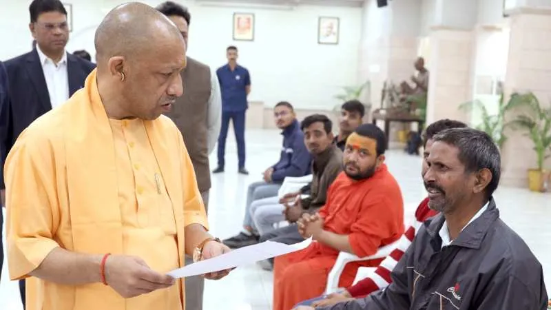 जनता दर्शन में फरियादियों से मिले CM योगी, कहा- हर पीड़ित को मिलेगा न्याय