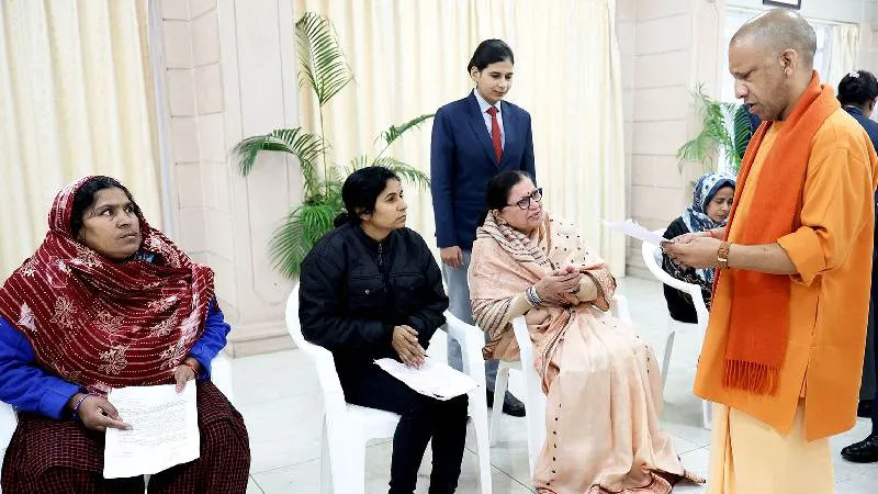 जनता दर्शन में सीएम योगी सख्त, जिलाधिकारियों और एसएसपी को तत्काल समाधान का आदेश