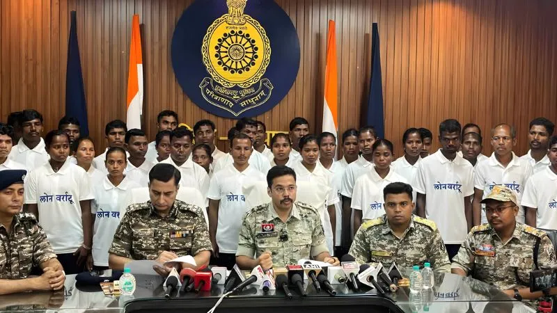 छत्तीसगढ़ में एक साथ 37 नक्सलियों ने किया सरेंडर, 1 से लेकर 65 लाख तक का इनाम था घोषित, 26 जवानों की शहादत का बदला पूरा